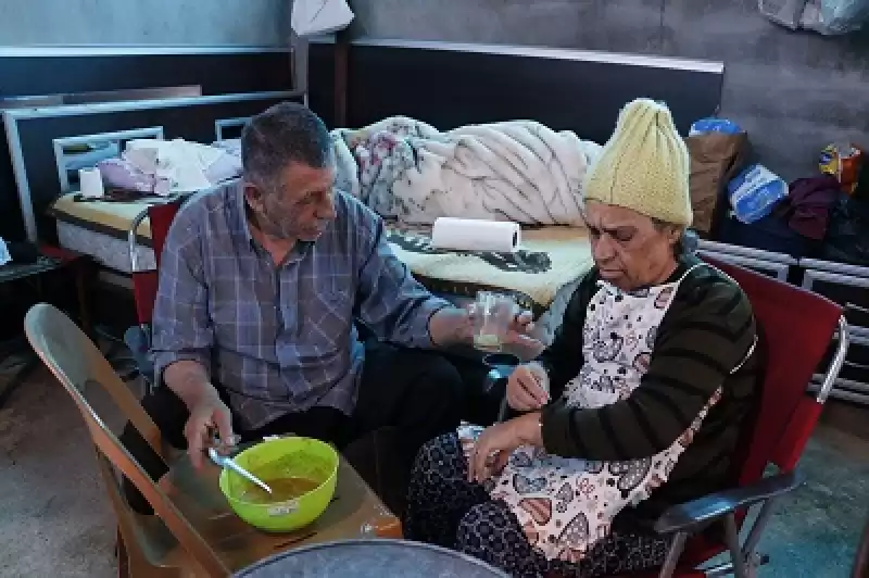 Hatay'da Evi Ağır Hasar Alan 70 Yaşındaki Adam, Hasta Eşine Barakada Bakıyor