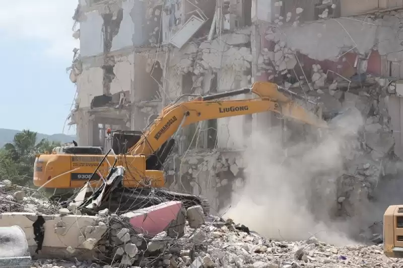 Depremlerden Etkilenen Hatay'da Ağır Hasarlı Binaların Yıkımı Sürüyor