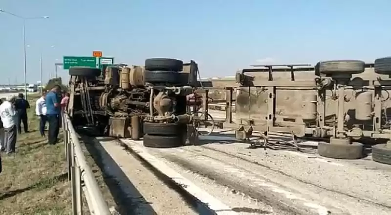 Bariyerlere çarpan TIR Devrildi, Metrelerce Sürüklendi