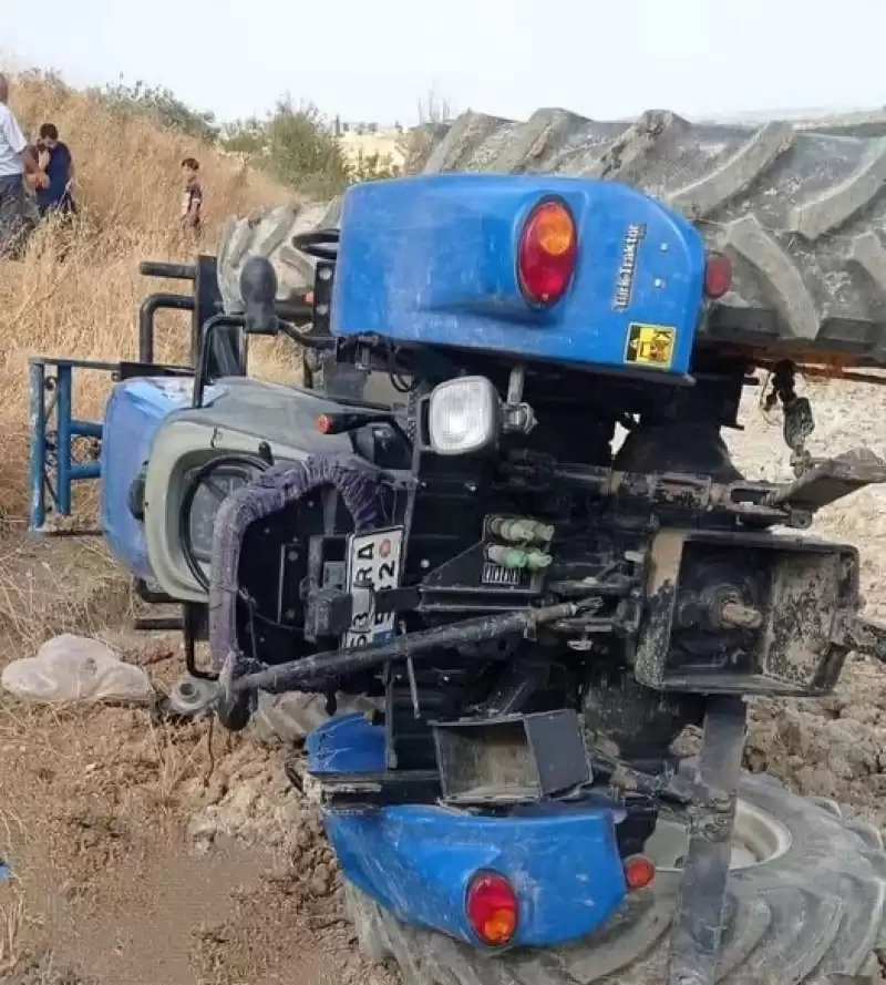 Devrilen Traktör De Sürücü Hayatını Kaybetti