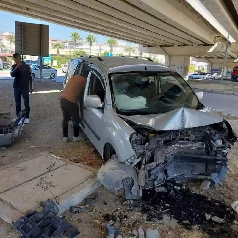 Üst Geçidin Beton Kolonuna çarptı 2 Yaralı