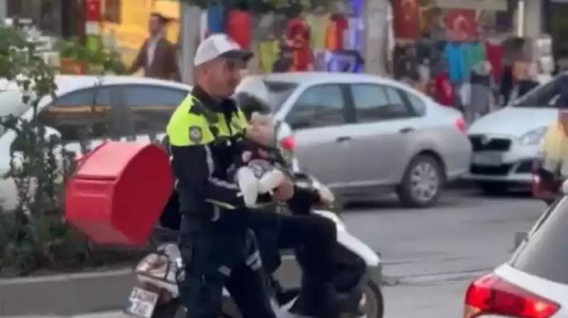 Kadın Sürücünün Ağlayan Bebeğini Trafik Polisi Avuttu