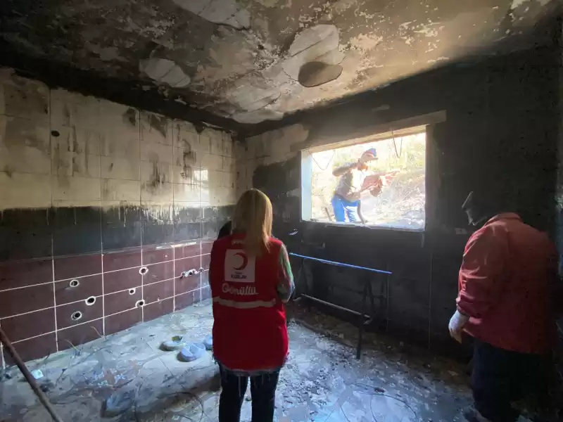 Hatay'da Türk Kızılay'dan Evi Ve Otomobili Yanan Tarım Işçisi Aileye Destek