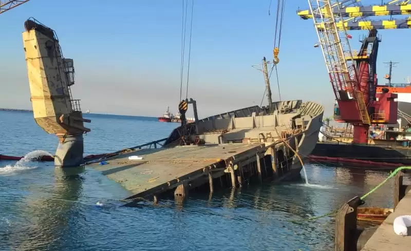 İskenderun Limanı'nda Batan Konteyner Gemisi Su Yüzüne çıkarıldı