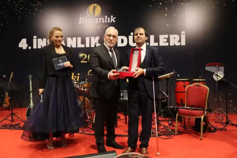 Tosyalı’ya ‘Yılın Belediye Başkanı’ ödülü