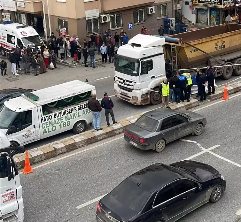 Feci Kaza: TIR'ın Altında Kalan Kadın öldü, Eşi Yaralandı