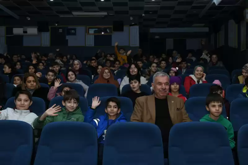 Öğrencilerle Birlikte Sinemada Film Izledi