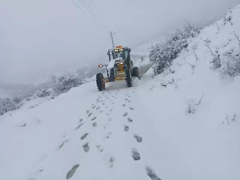 YAYLADAĞI BELEDİYESİ KARLA KAPLANAN YOLLARI AÇIYOR