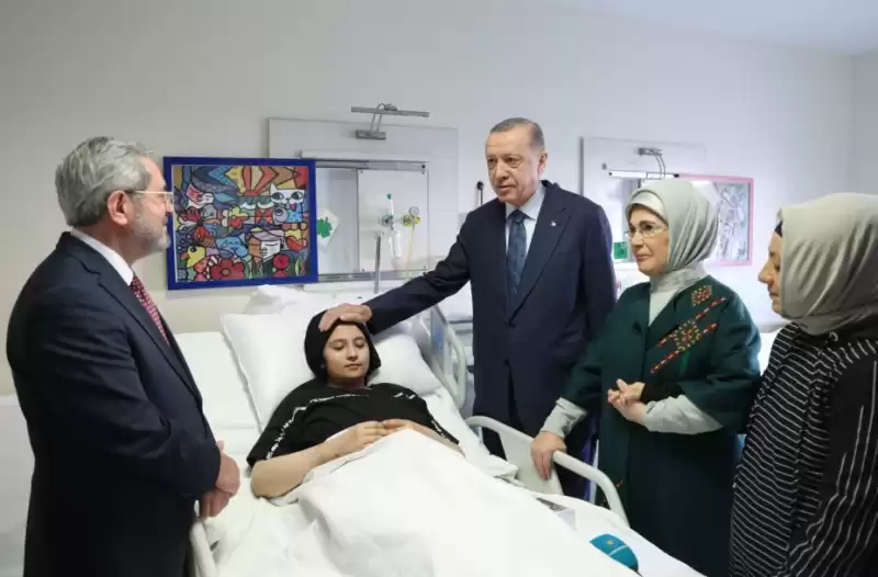 Cumhurbaşkanı Erdoğan, Ankara’da Tedavi Gören Depremzedeleri Ziyaret Etti