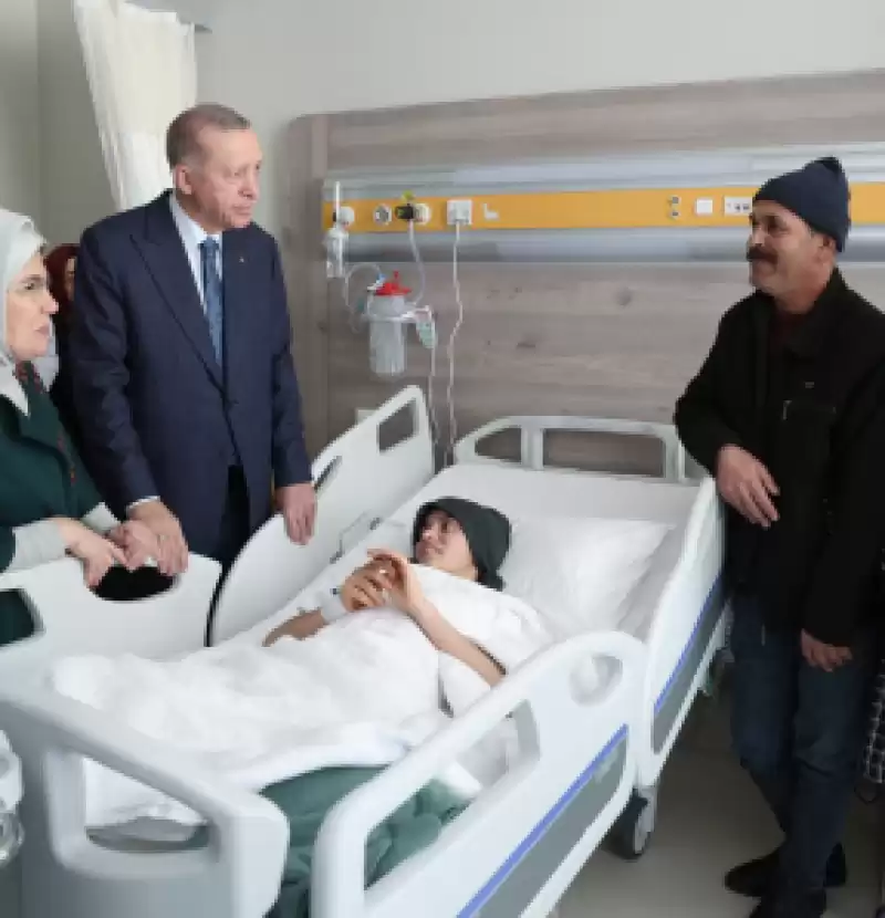 Cumhurbaşkanı Erdoğan, Ankara’da Tedavi Gören Depremzedeleri Ziyaret Etti