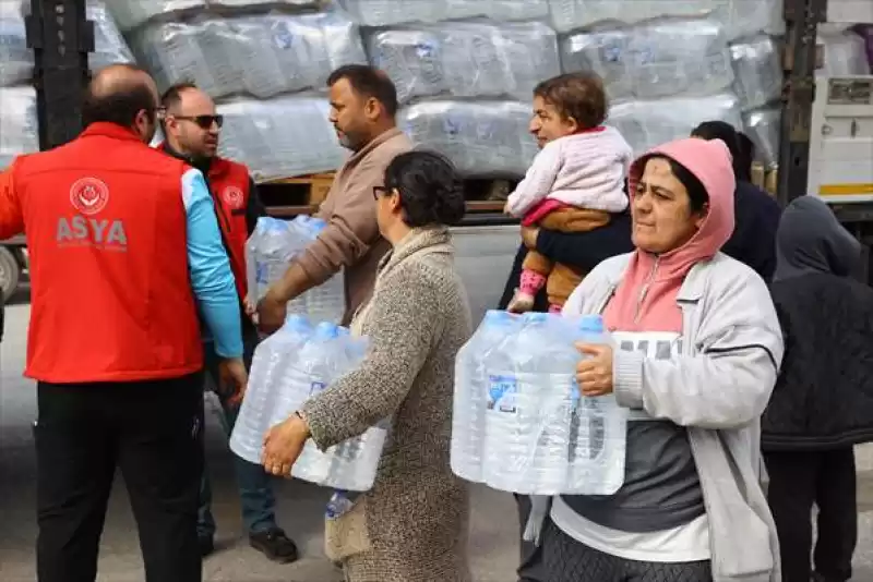 Hatay'da Su Ve Gıda Kolileri 