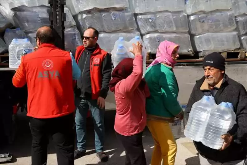 Hatay'da Su Ve Gıda Kolileri 