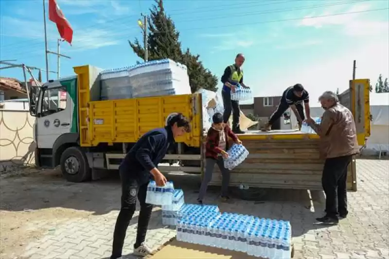 Bursa Büyükşehir Belediyesi, Hatay'da Depremzedelere Içme Suyu Dağıttı