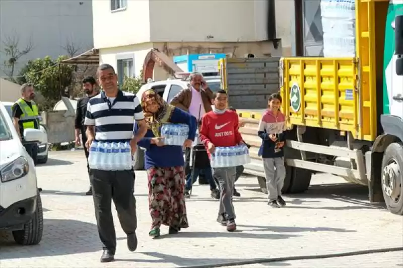 Bursa Büyükşehir Belediyesi, Hatay'da Depremzedelere Içme Suyu Dağıttı