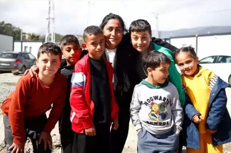 Depremde 9 Yakınını Kaybeden Kadın, Afetzedelerin Yardımına Koştu