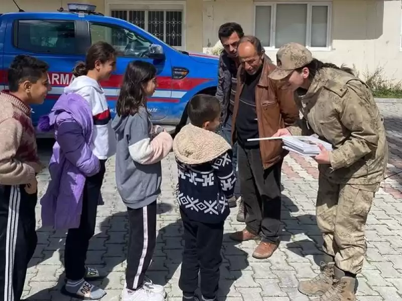 Jandarma Defne Ilçesindeki Depremzede çocukları Unutmadı