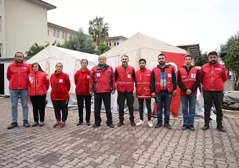 Depremzede Gönüllüler Acılarına Rağmen Yardımlarını Aralıksız Sürdürüyor