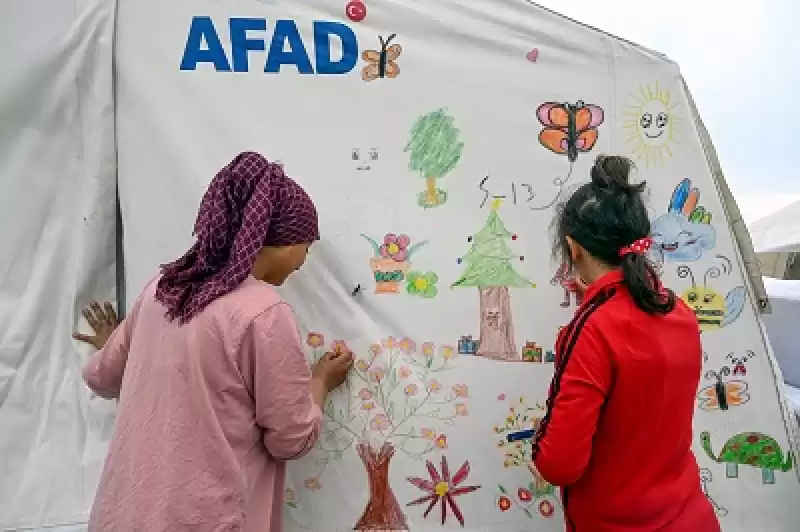 Hataylı Depremzede çocuklar, Kaldıkları çadır Kenti Resimleriyle Renklendiriyor