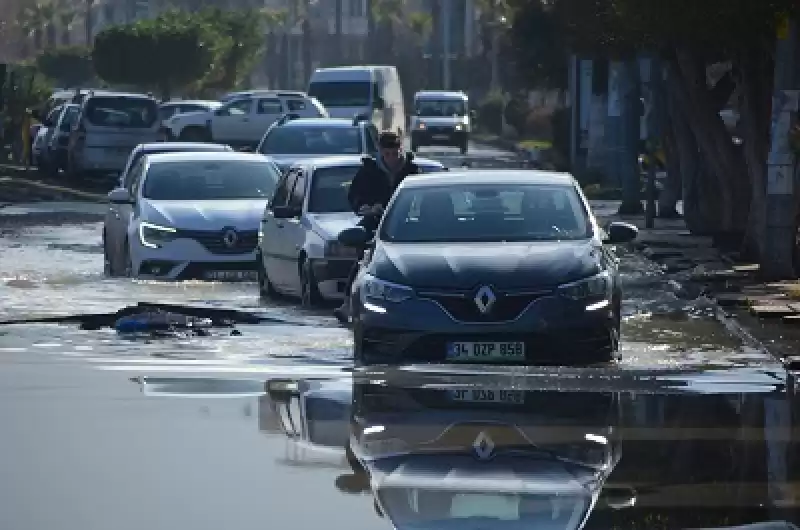 Hatay'ın İskenderun Ilçesinde Yükselen Deniz Suyu çekildi