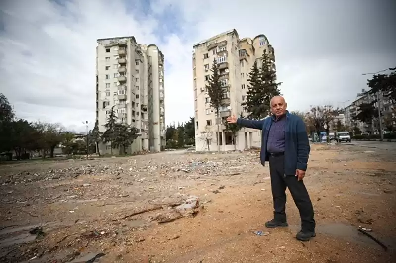 Hatay'da 13 Katlı Binanın Yıkıldığı Sitedeki Güçlendirilmiş Iki Blokta 60 Aile Hayatta Kaldı