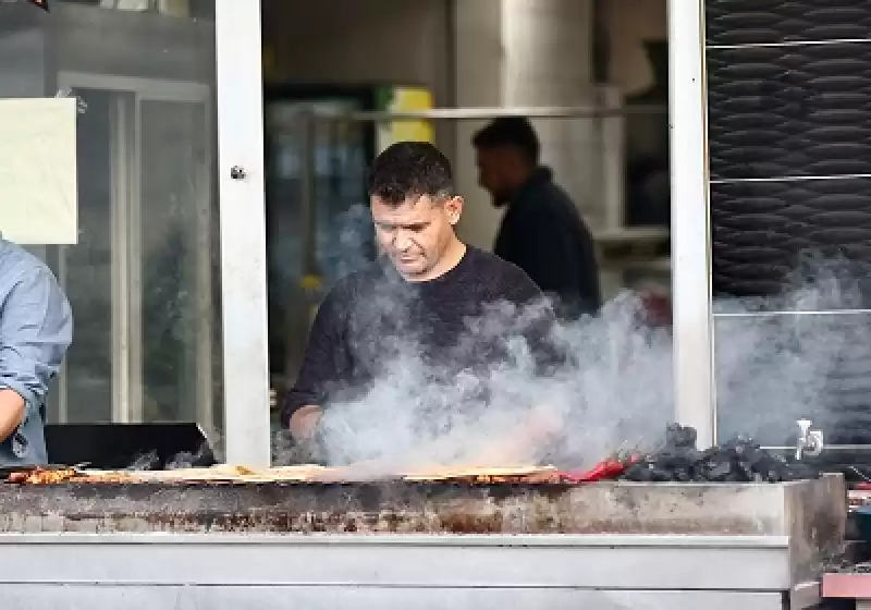 Ocaklarını Sokağa Taşıyan Ciğerciler, Depremin Vurduğu Ilçeyi Canlandırmaya çalışıyor