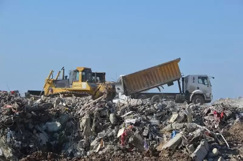 İskenderun'da Yıkılan Binaların Enkazı 3 Bin 635 Dekarlık Iki Alanda Toplanıyor