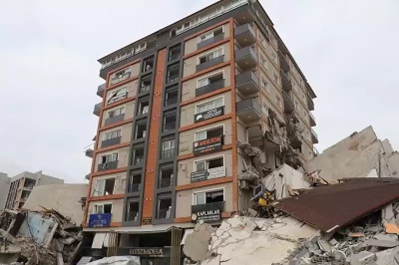 Depremde çevresindeki 3 Binanın üzerine Devrildiği Apartman  Ayakta Kaldı