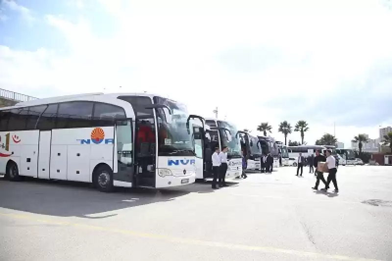 Hatay'da Hasar Alan Otogarda Yazıhane Görevlileri Işlemlerini Dışarıda Sürdürüyor