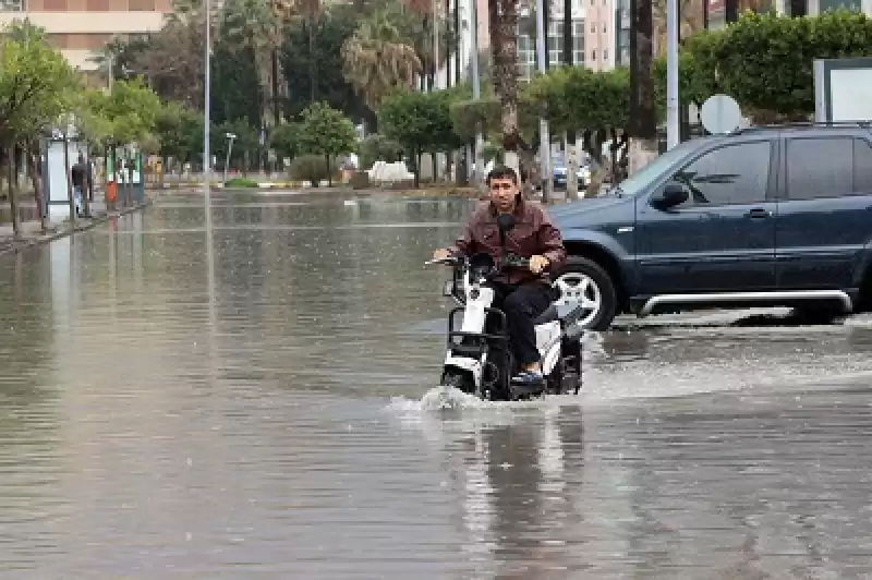 İskenderun'da Lodos Ve Sağanak Hayatı Olumsuz Etkiledi 