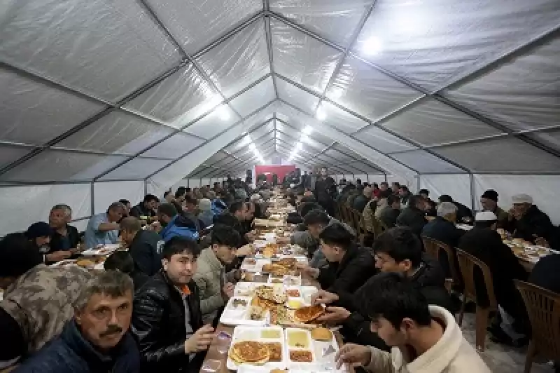 İçişleri Bakanı Soylu, Hatay'da Depremzedelerle Iftar Yaptı