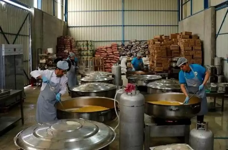 Hatay’da Kurulan “Kocaeli Afet Mutfağında Günde 10 Bin Kişiye Yemek Pişiriyor 