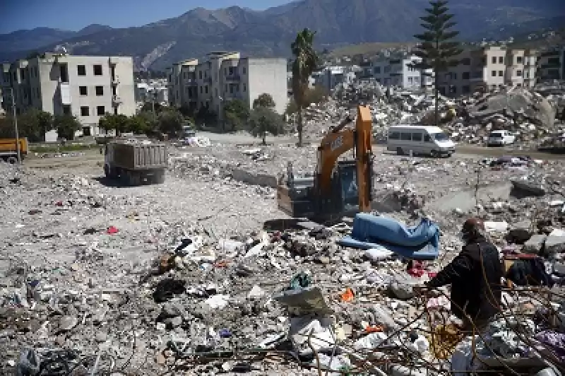 İskenderun'da Enkaz Kaldırma çalışmaları Devam Etti