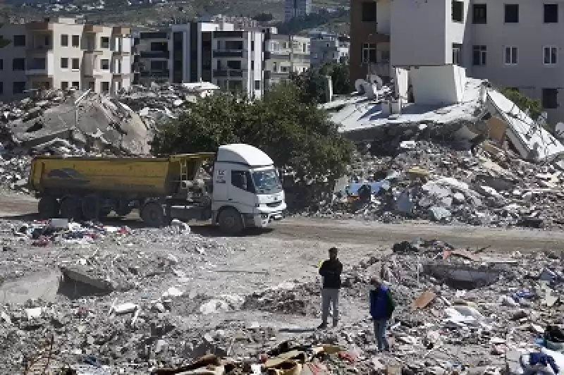 İskenderun'da Enkaz Kaldırma çalışmaları Devam Etti