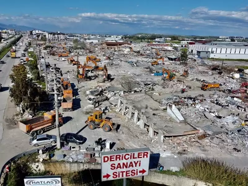 Hatay'da Tamamen Yıkılan 45 Yıllık Sanayi Sitesinin Enkazı Kaldırılıyor