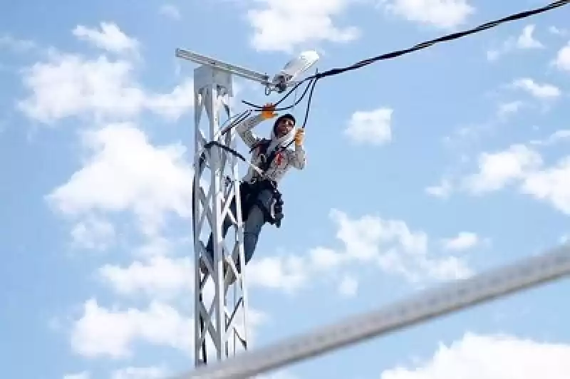 Depremden Kurtulan Elektrik Ustası, Afetzedelere ışık Vermek Için çabalıyor