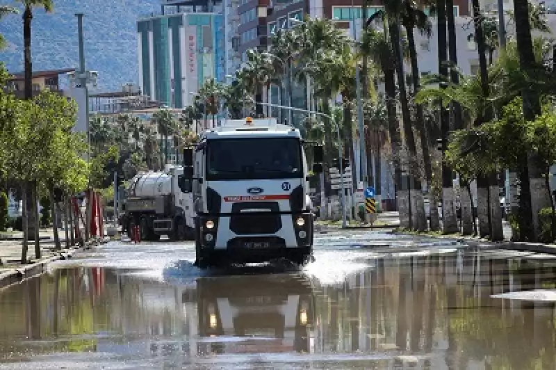 İskenderun'da Sahil Banındaki Suların Bir Kısmı çekildi