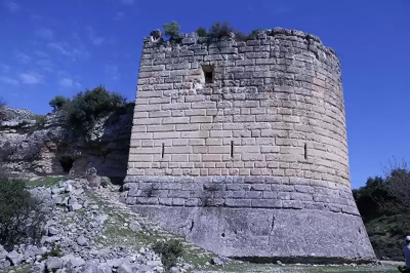 Altınözü'nde Tarihi Yapılar Depremde Ayakta Kaldı