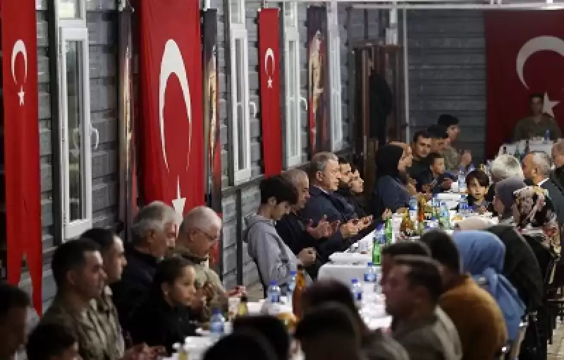 Milli Savunma Bakanı Akar, şehit Aileleri Ve Gazilerle Iftar Yaptı