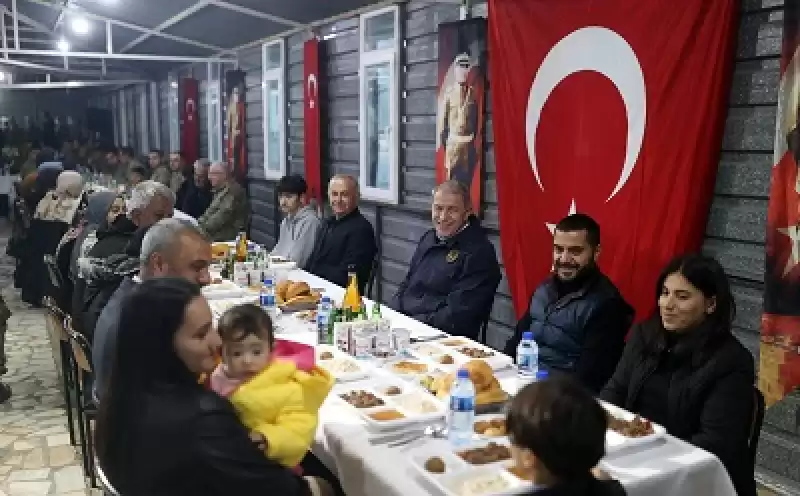 Milli Savunma Bakanı Akar, şehit Aileleri Ve Gazilerle Iftar Yaptı