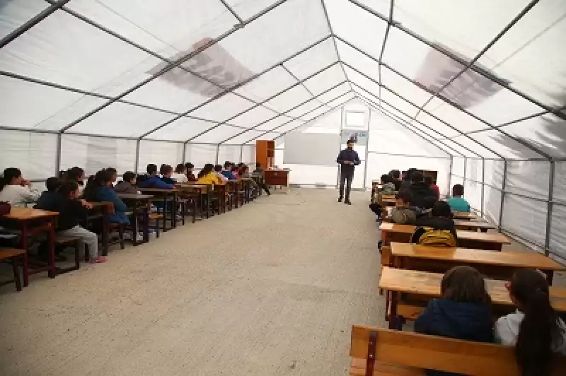 Ablasını Ve öğrencilerini Depremde Kaybeden Sezer öğretmen, çadırda Gönüllü Ders Veriyor