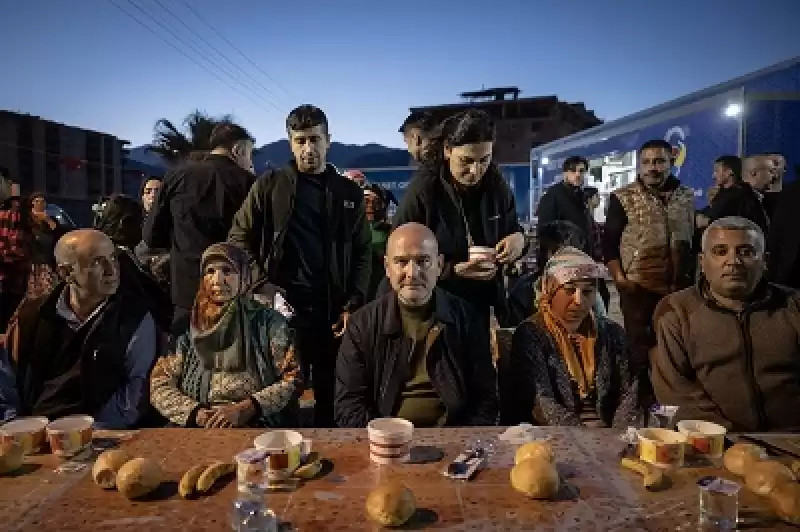 İçişleri Bakanı Soylu, Hatay'da Depremzedelerle Iftarda Buluştu