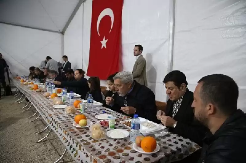 Hazine Ve Maliye Bakanı Nebati, Hatay'da Depremzedelerle Iftarda Buluştu: