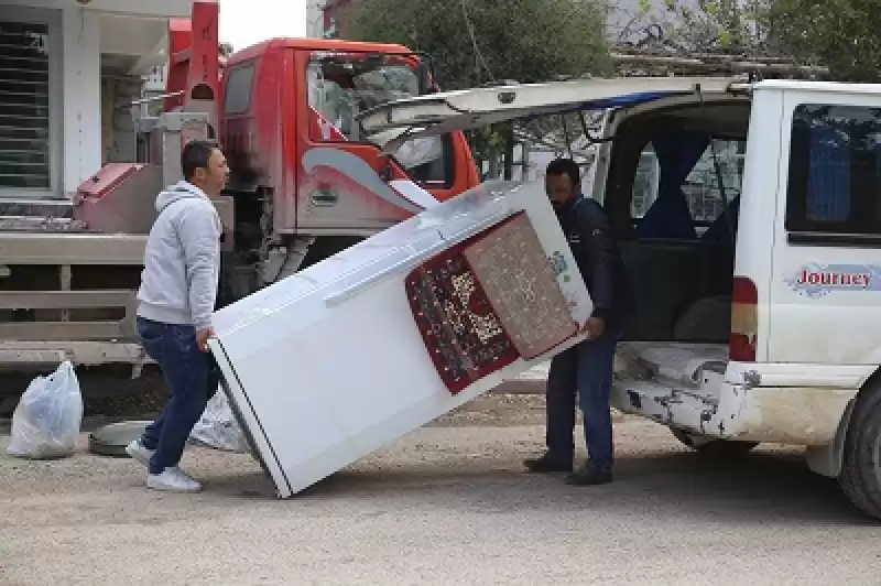 Hatay'da Depremzedeler, Anısı Olan Eşyalarına Ulaşmaya çalışıyor 