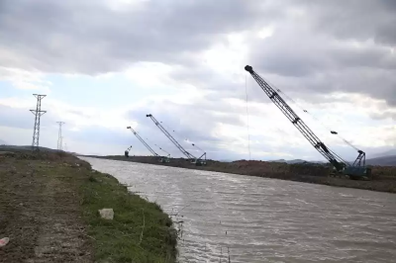 Depremde Yatağında Kayma Yaşanan Asi Nehri, Taşkın Riskine Karşı Temizleniyor