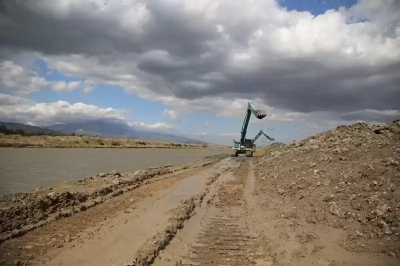 Depremde Yatağında Kayma Yaşanan Asi Nehri, Taşkın Riskine Karşı Temizleniyor