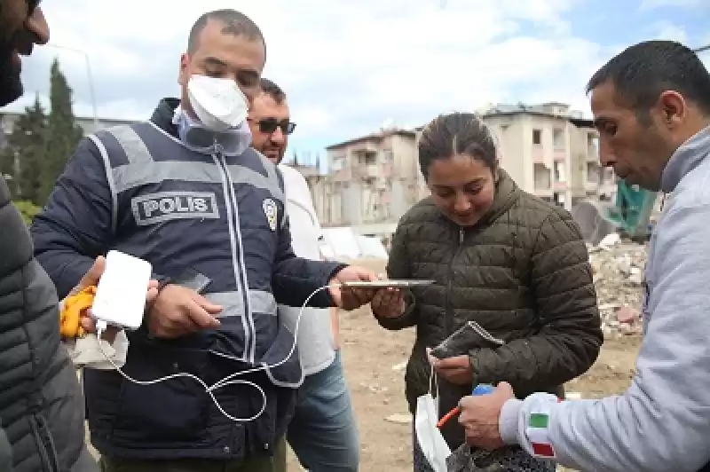 Günlerdir Nöbet Tuttuğu Enkazda Annesiyle Son Görüntülerinin Yer Aldığı Telefonunu Buldu