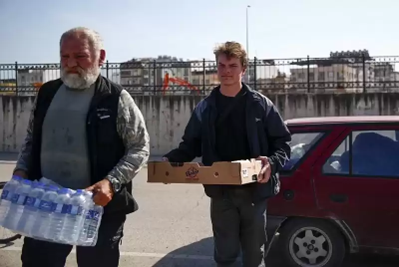 Alman Genç Kilometrelerce Uzaktan Depremzedelerin Yardımına Koştu