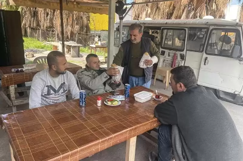 Depremin Vurduğu İskenderun'da Seyyar Kavurmacı, Ekmek Teknesinde Mesaisini Sürdürüyor