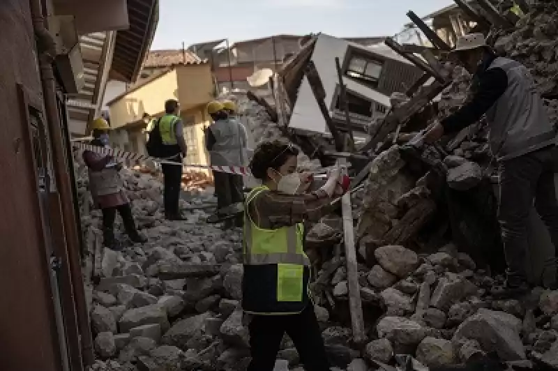 Hatay'da Geleneksel Dokudaki Ev Ve Iş Yerlerinin Enkazı 