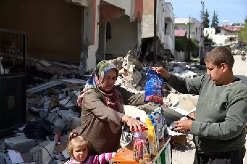 Hatay'da Marketleriyle Evleri Yıkılan Anne Ve Oğlu Tezgahta Satış Yapıyor